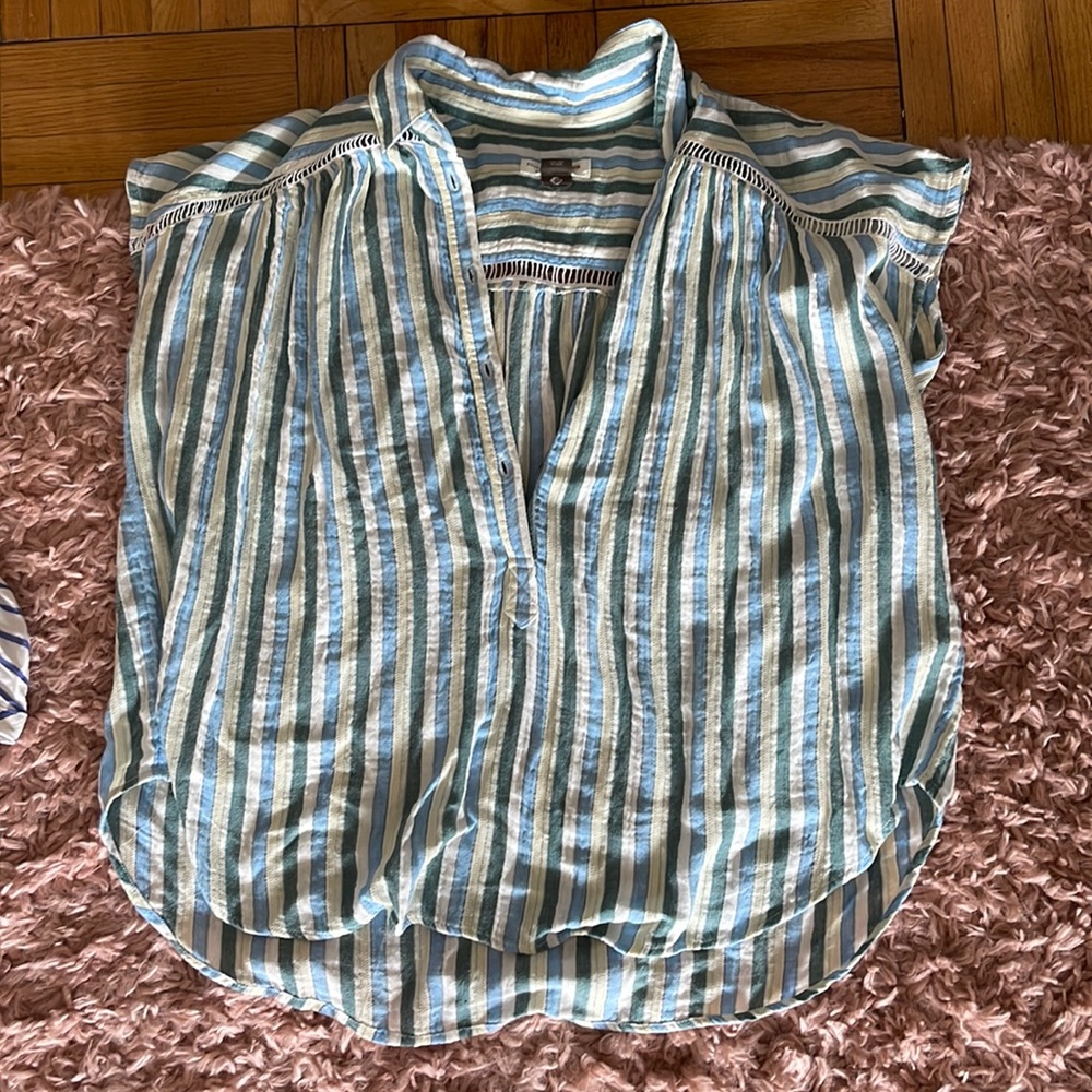 Anthropologie detailed button capped sleeve shirt